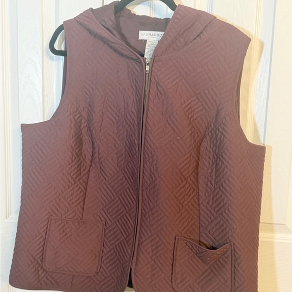 Sag Harbor Women's Quilted Hooded Plus Size 1x Vest w/pockets  - Maroon. EUC AK